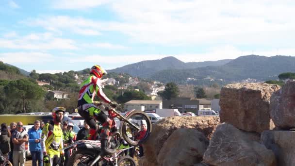 Professional motorcyclist jumps on a huge rock on a trials motorcycle — Stock Video