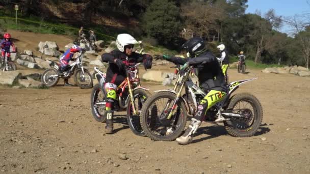 Twee oudere mannen op motorfietsen. Gepensioneerden doen mee aan autosport — Stockvideo