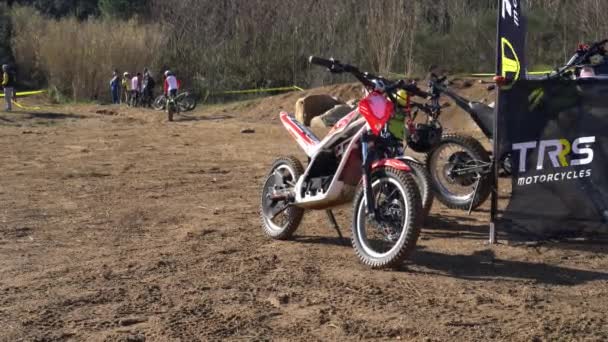 Proeven motorfietsen geparkeerd op de achtergrond van het spoor voor mototrial — Stockvideo