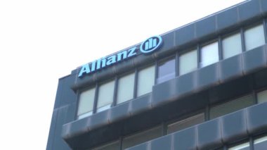 Allianz sigorta şirketinin logosu yüksek bir ofis binasının çatısında.