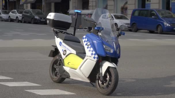 Moto de police espagnole se tient en face de la route. route bloquée par une moto de police — Video