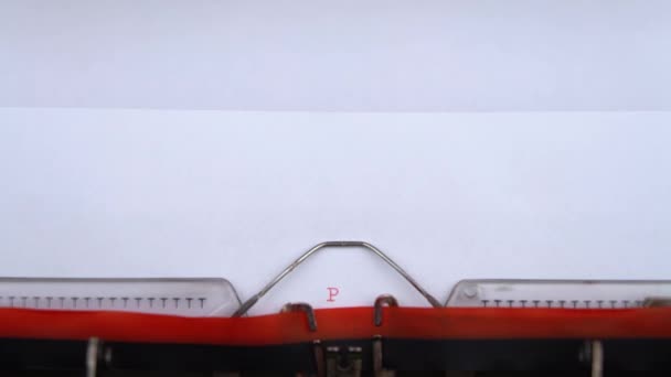 Напечатав текст "Пандемическая тревога" на старинной пишущей машинке с большими красными буквами . — стоковое видео