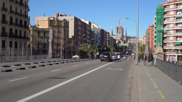 Πανοραμική θέα του δρόμου Μαρίνα με θέα της Sagrada Familia στη Βαρκελώνη — Αρχείο Βίντεο