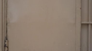 Hapishane koridoru çelik parmaklıklar arasında.