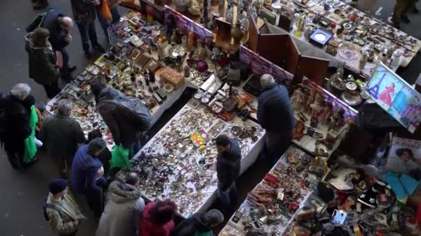 Άνθρωπος πουλάει vintage σήματα, ρολόγια, πίνακες, κοσμήματα στην υπαίθρια αγορά — Αρχείο Βίντεο