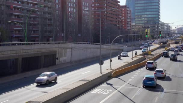 Şehrin ana caddesinde yoğun trafik var. — Stok video