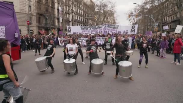 Parade besar dari feminis dalam mendukung kesetaraan gender — Stok Video