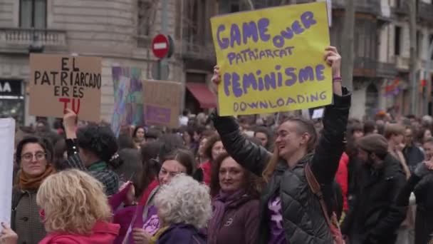 Wanita memegang tanda "Permainan atas patriarcat, Feminisme download"" — Stok Video