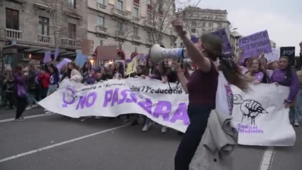 Jonge meisjes op een feministische processie langs een straat. — Stockvideo