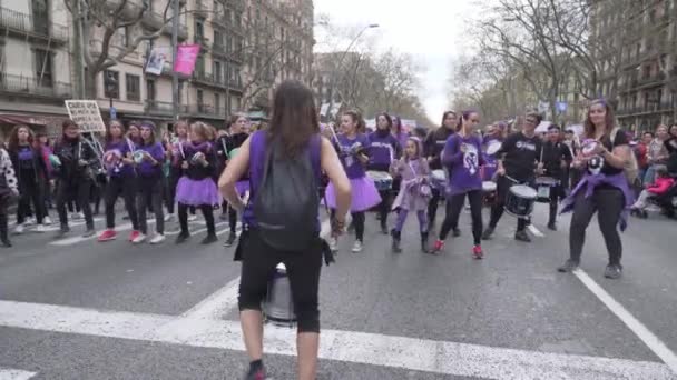 Beaucoup de femmes jouent du tambour pendant la procession contre la violence domestique contre les femmes — Video