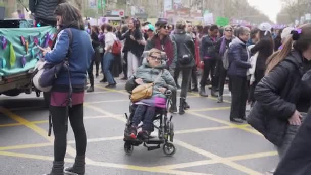 Wanita cacat pada prosesi feminis — Stok Video