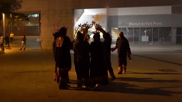 Grupp människor ljus facklor och fyrverkerier under en natt brand procession — Stockvideo