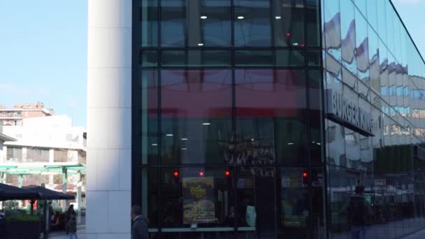 Bejárat a Burger király étterem Glories bevásárlóközpont Barcelonában — Stock videók