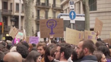 Bir kadın fark yaratabilir, ama birlikte dünyayı sallayabiliriz.