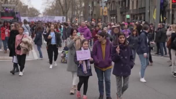 Ibu dan anak perempuan dalam pawai untuk persamaan hak perempuan dan laki-laki — Stok Video