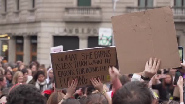 Veel vrouwen in de mars voor gelijke salarissen voor vrouwen en mannen — Stockvideo