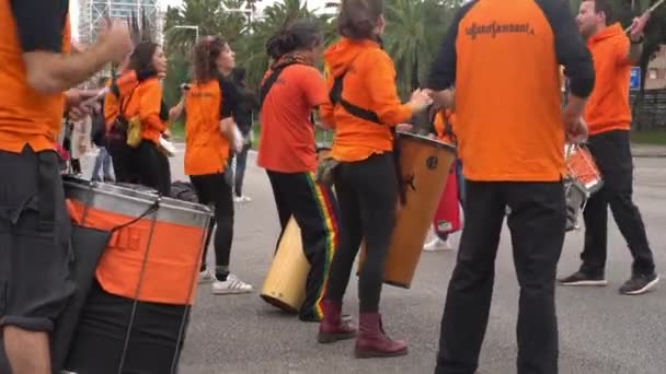 Orang-orang memukul drum dan menari. Drummer outdoor selama maraton kota — Stok Video