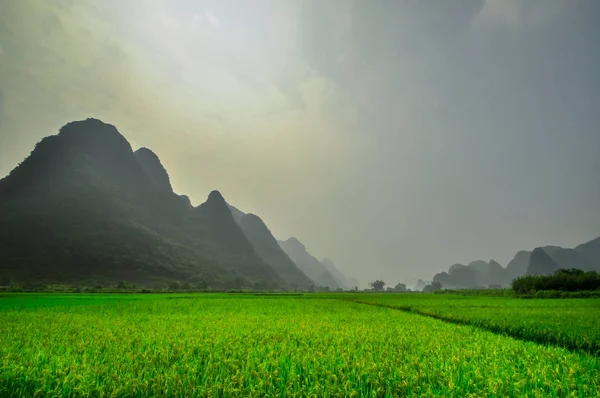 Gyönyörű Folyó Oldalán Karszt Mountain Yangshuo Guilin Kína — Stock Fotó