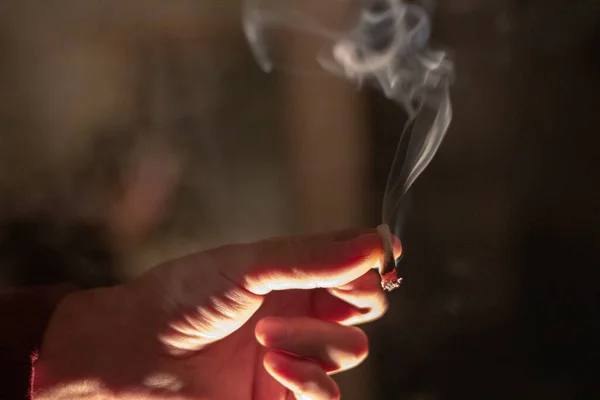 Ruka Držící Hořící Marihuanu Níž Stoupají Chocholy Kouře — Stock fotografie