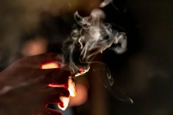 Uma Mão Segurando Charro Maconha Queimando Com Plumas Fumaça Subindo — Fotografia de Stock