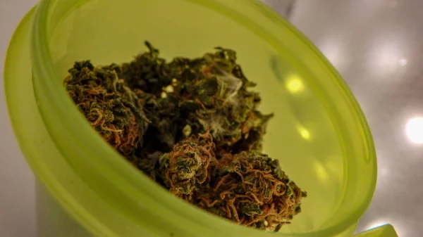 Nahaufnahme des Deckels einer mit medizinischem Marihuana gefüllten Flasche — Stockfoto