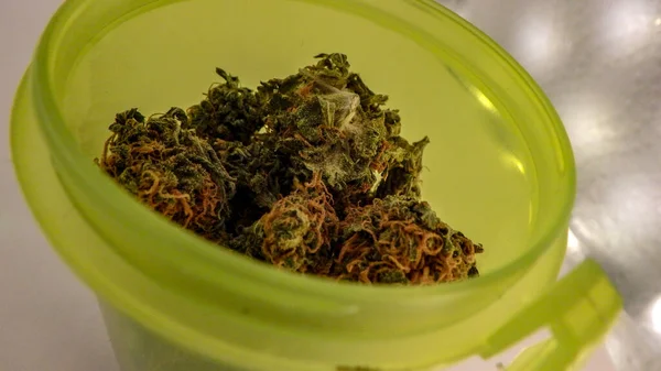 Egy orvosi marihuánával töltött Rx palack tetejének közelsége — Stock Fotó