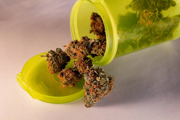 Eine Tablettenflasche Auf Der Seite Die Medizinisches Marihuana Ausschüttet — Stockfoto