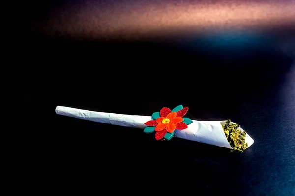 Ein großer 4 Papier Marihuana Joint isoliert auf einem schwarzen Hintergrund w — Stockfoto