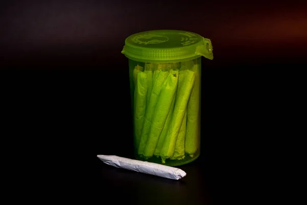 Яркий прозрачный зеленый RX таблетки бутылку с марихуаной — стоковое фото