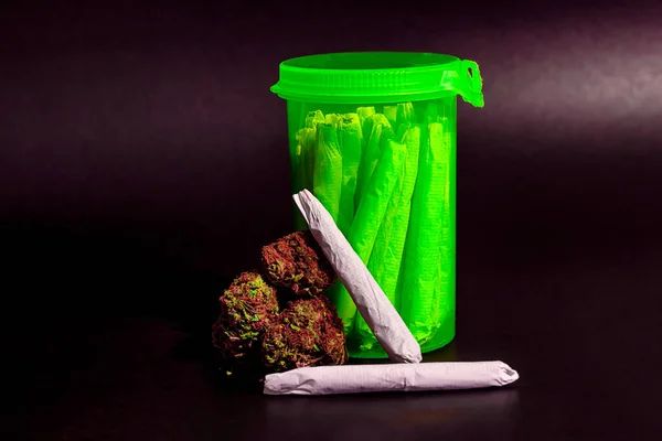 Ένα φωτεινό διαφανές πράσινο Rx χάπι μπουκάλι γεμάτο με μαριχουάνα — Φωτογραφία Αρχείου