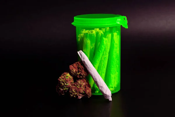 Яркий прозрачный зеленый RX таблетки бутылку с марихуаной — стоковое фото