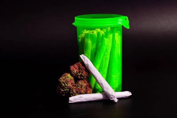 Eine leuchtend durchsichtige grüne rx-Pillenflasche gefüllt mit Marihuana — Stockfoto