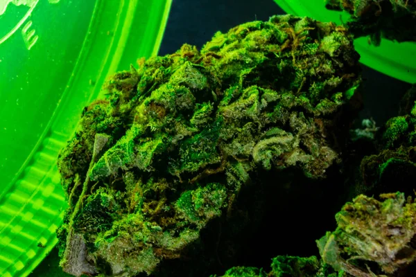 2x Macro primo piano del germoglio di marijuana all'interno di un bott RX verde brillante — Foto Stock