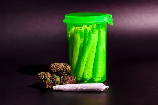 Une bouteille de pilule verte transparente lumineuse RX avec des joints de marijuana — Photo