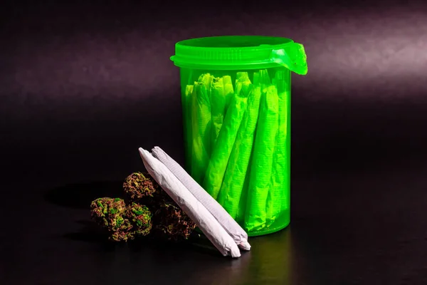 Ένα φωτεινό διαφανές πράσινο μπουκάλι χάπι Rx με μαριχουάνα αρθρώσεις — Φωτογραφία Αρχείου