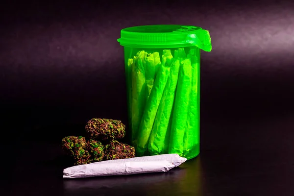 Ένα φωτεινό διαφανές πράσινο μπουκάλι χάπι Rx με μαριχουάνα αρθρώσεις — Φωτογραφία Αρχείου