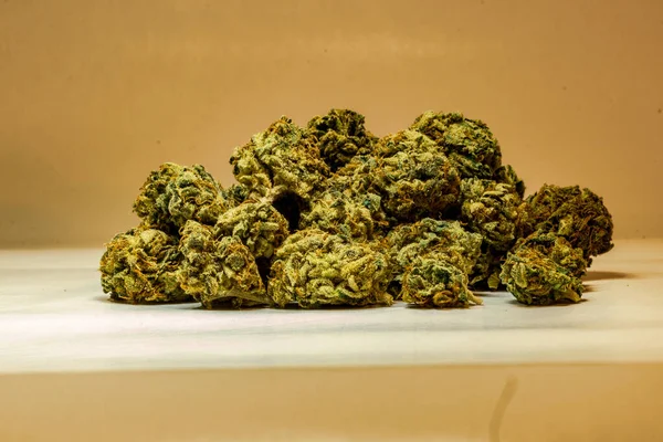 Bir yığın yeşil marihuana tomurcuğunun yakınında.