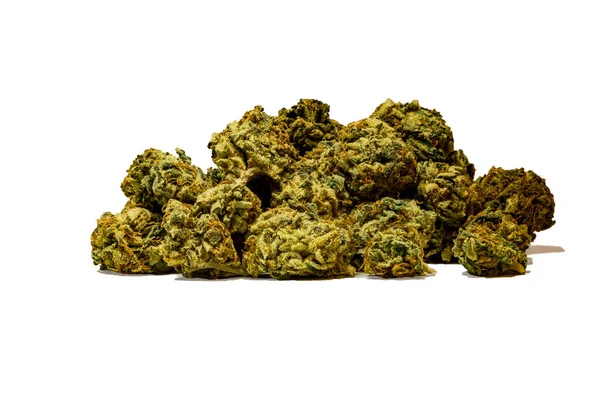 Närbild av en hög med gröna marijuana knoppar isolerade med en vit Stockfoto