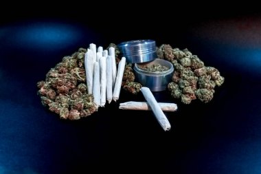 Mavili bir tomurcuk yığını üzerinde marihuana eklemleri