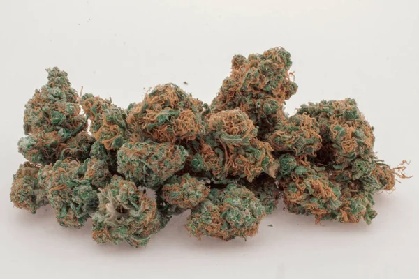 İki farklı marihuana tomurcuğunun karışımını yakın. 