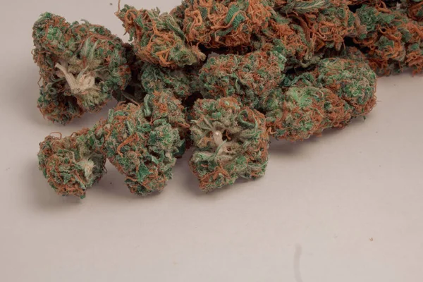 Primer plano de una pila de 2 tipos diferentes de cogollos de marihuana mezclados —  Fotos de Stock