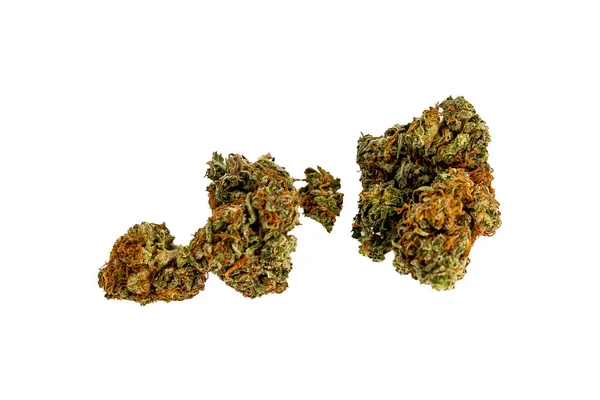 Una pequeña pila de brotes vibrantes de marihuana frente a un fondo blanco — Foto de Stock