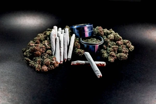 Juntas de marihuana apiladas en una pila de brotes con una b de color azul — Foto de Stock