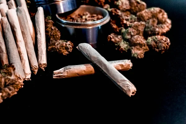 Μαριχουάνα στέκια που περιβάλλεται από ένα μεγάλο σωρό μπουμπούκια και ένα μπουμπούκι gri — Φωτογραφία Αρχείου