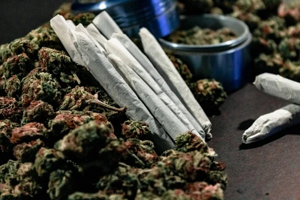 Marihuana Joints umgeben von einem großen Haufen Knospen und einer Knospe gri — Stockfoto