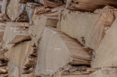 Yakılmayı bekleyen odun yığını.