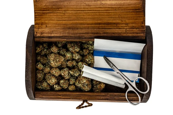Una caja de almacenamiento de madera medio llena de brotes de marihuana verde cubiertos Imágenes de stock libres de derechos