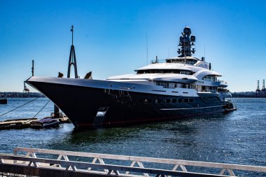 Vancouver North 'daki Lonsdale Quay rıhtımına lüks bir yat yanaştı.