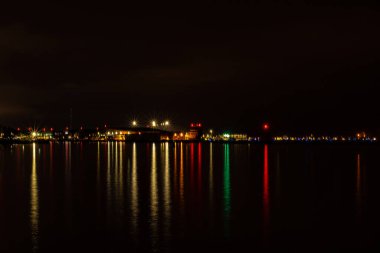 Toronto Adası 'ndaki Billy Bishop Havaalanı gece aydınlandı.