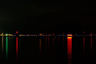 Toronto Adası 'ndaki Billy Bishop Havaalanı gece aydınlandı.